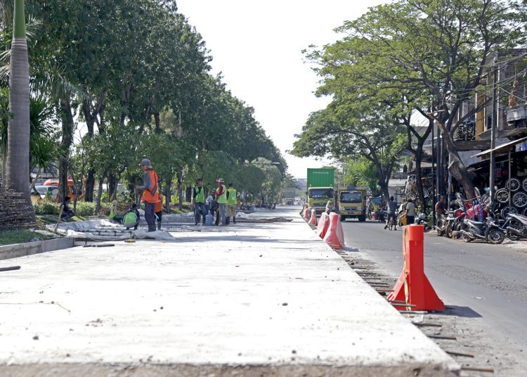 Pengerjaan betonisasi Jalan Dupak di Kecamatan Asemrowo.