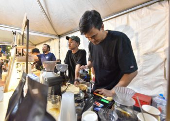 Acara tahunan Java Coffee Culture (JCC) dan Festival Peneleh 2024 di Jalan Tunjungan.