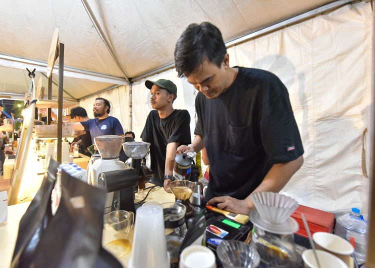 Acara tahunan Java Coffee Culture (JCC) dan Festival Peneleh 2024 di Jalan Tunjungan.