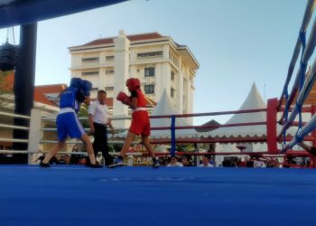 Salah satu pertandingan tinju kelas amatir yang digelar di Alun-Alun Surabaya.