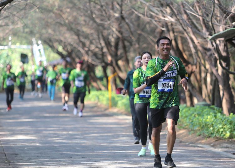 Beberapa peserta Mangrove Eco Run 2024 mengikuti kegiatan lari dalam peringatan HUT ke-1 Kebun Raya Mangrove Surabaya.