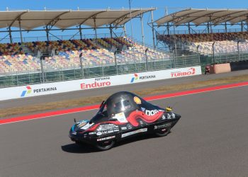 Mobil Sapuangin XI Evo 3 saat melesat pada lintasan Sirkuit Internasional Mandalika di ajang Shell Eco-Marathon Asia Pacific and the Middle East 2024.