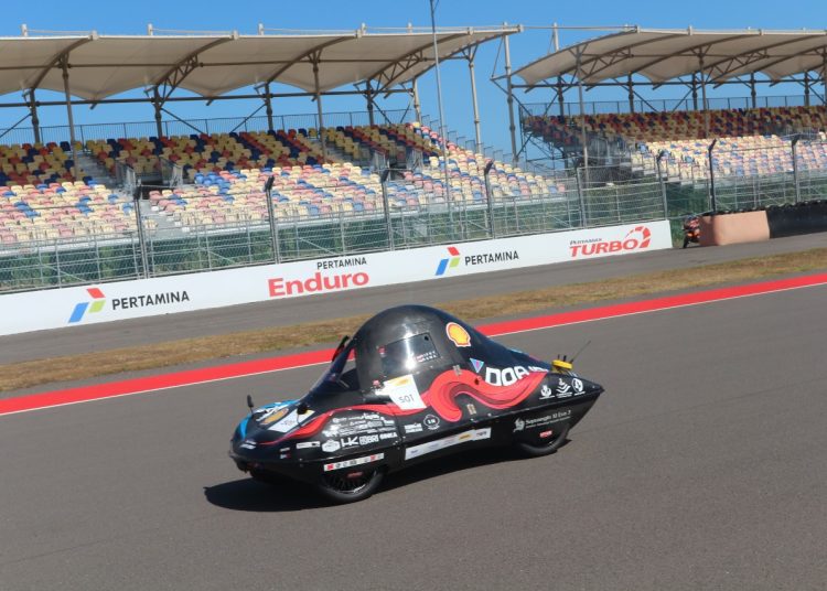 Mobil Sapuangin XI Evo 3 saat melesat pada lintasan Sirkuit Internasional Mandalika di ajang Shell Eco-Marathon Asia Pacific and the Middle East 2024.
