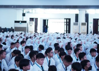 Para mahasiswa baru terlihat menyimak mengikuti pelaksanaan PSB ITS 2024 di Graha Sepuluh Nopember ITS.