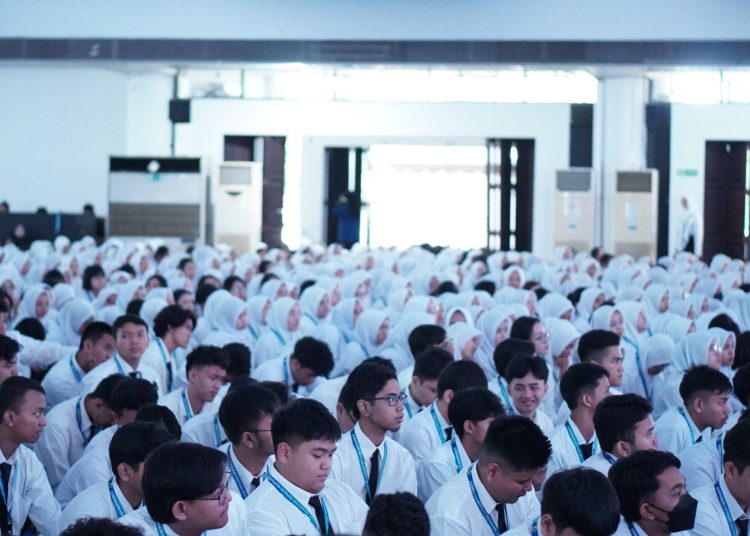 Para mahasiswa baru terlihat menyimak mengikuti pelaksanaan PSB ITS 2024 di Graha Sepuluh Nopember ITS.