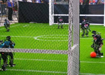 Robot Miru, Tomo, Hiro, dan Siber dari Tim Ichiro ITS ketika beraksi di pertandingan final dalam kategori KRSBI Humanoid di ajang KRI 2024.