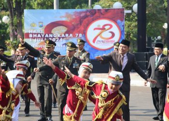 Rangkaian kegiatan di sela upacara peringatan HUT Bhayangkara ke-78 di halaman Balai Kota Surabaya.