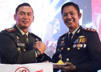 Dandim 0813 Bojonegoro Letkol Czi Arief Rochman Hakim memberikan salam komando dalam rangka HUT Bhayangkara ke-78.