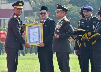 Kapolda Jatim Irjen Pol Imam Sugianto menyerahkan penghargaan kepada Pj Gubernur Jatim Adhy Karyono.