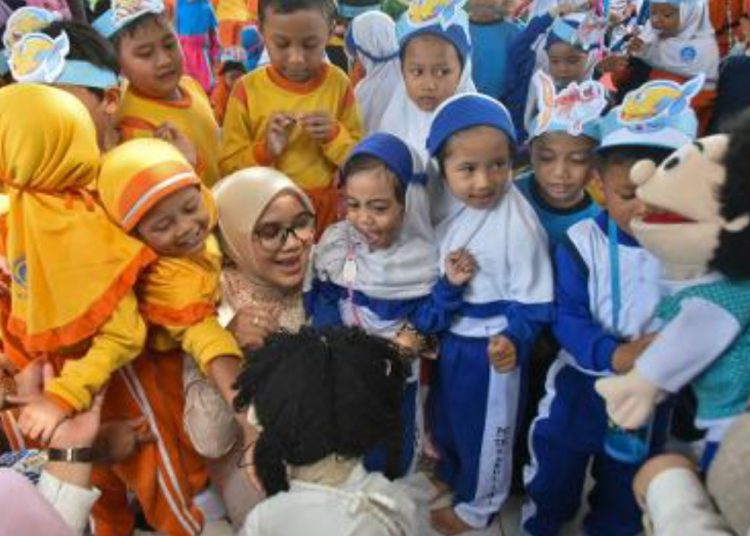 Ketua PKK Surabaya Rini Indriyani dalam acara Forum Peningkatan Konsumsi Ikan di Mini Agrowisata, Jalan Pagesangan II,.Surabaya.