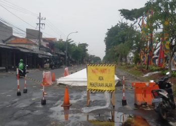 Pembangunan rigid pavement (betonisasi) Jalan Dupak sisi selatan.