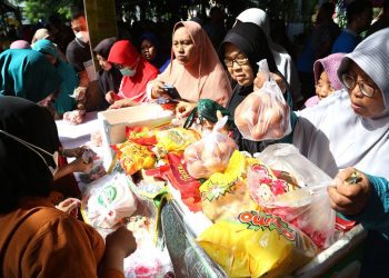 Foto ilustrasi, salah satu kegiatan operasi pasar yang digelar Pemkot Surabaya.