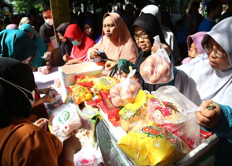 Foto ilustrasi, salah satu kegiatan operasi pasar yang digelar Pemkot Surabaya.