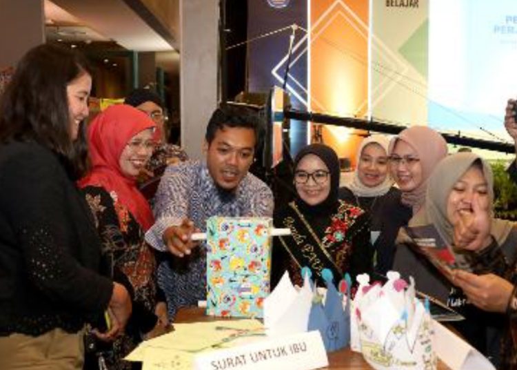 Bunda PAUD Surabaya Rini Indriyani saat menghadiri Advokasi Pemulihan dan Transformasi Pembelajaran Regional 2 yang diselenggarakan oleh Kementerian Pendidikan, Kebudayaan, Riset, dan Teknologi RI di Hotel Platinum Surabaya.