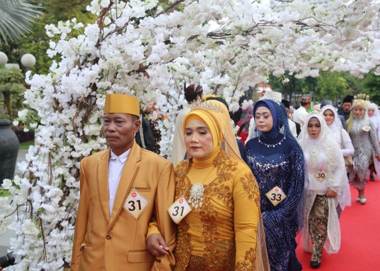 Para pasangan pengantin dalam isbat nikah massal yang digelar Pemkot Surabaya.