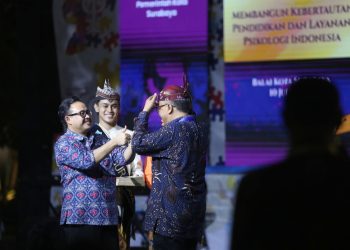 Sekda Surabaya Ikhsan dalam welcome dinner peserta Kolokium Khusus AP2TPI 2024 di halaman Balai Kota Surabaya.