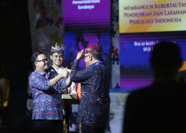 Sekda Surabaya Ikhsan dalam welcome dinner peserta Kolokium Khusus AP2TPI 2024 di halaman Balai Kota Surabaya.