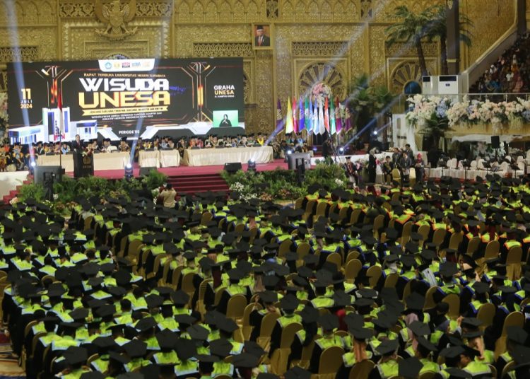 Suasana sidang senat terbuka Unesa di Graha Unesa.