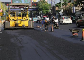 Salah satu lokasi pengaspalan jalan di Surabaya yang dilakukan sebagai  percepatan perbaikan jalan.