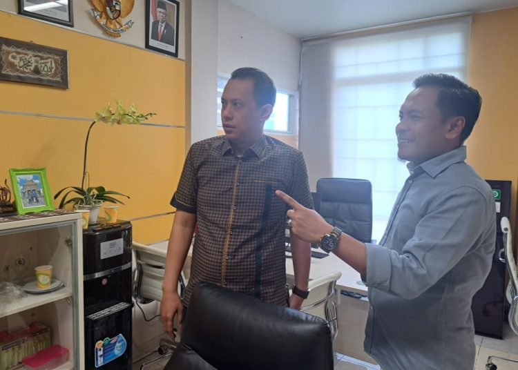 Ahmad Nurjayanto (kiri) bersama Ketua DPD Partai Golkar Surabaya Arif Fathoni.