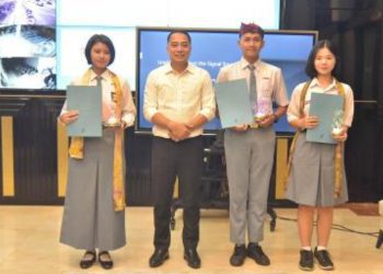 Wali Kota Surabaya Eri Cahyadi bersama tiga pelajar asal Surabaya yang lolos seleksi Paskibra Jatim dan nasional.