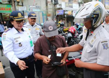Penertiban jukir tidak resmi oleh Dinas Perhubungan Surabaya di kawasan Kota Lama.