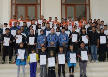 Foto bersama dalam kegiatan pemberian apresiasi kepada pemuda berprestasi di gedung Putih Pemkab Bojonegoro.