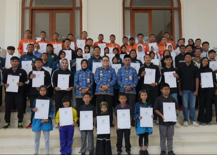Foto bersama dalam kegiatan pemberian apresiasi kepada pemuda berprestasi di gedung Putih Pemkab Bojonegoro.