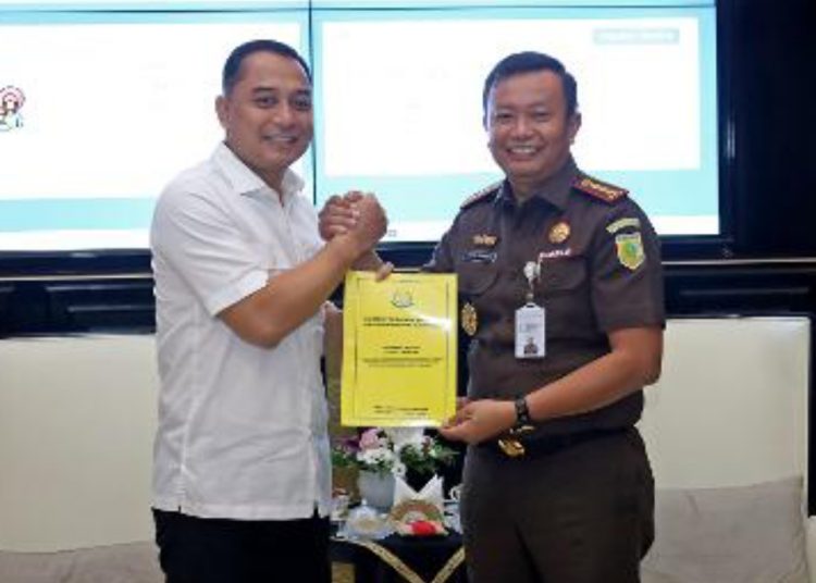 Penyerahan legal opinion dari Kepala Kejari Surabaya Joko Budi Darmawan kepada Wali Kota Surabaya Eri Cahyadi.