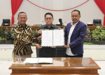 Penyerahan berita acara pengesahan Raperda tentang Rencana Pembangunan Jangka Panjang Daerah  Kabupaten Bojonegoro tahun 2025-2045 pada rapat paripurna di DPRD Bojonegoro.