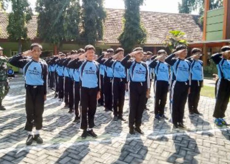 Kegiatan MPLS di SMPN 3 Bojonegoro dengan melibatkan Babinsa Koramil 05/Dander Kodim 0813 Bojonegoro sebagai pemateri.