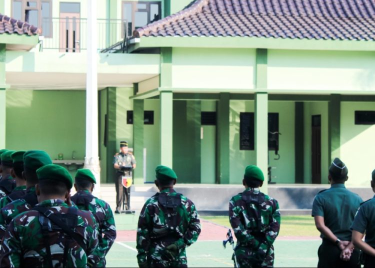 Dandim 0813 Bojonegoro Letkol Czi Arief Rochman Hakim memberikan pengarahan pada anggota jajaran di makodim setempat.