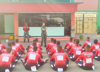 Dandim 0813 Bojonegoro Letkol Czi Arief Rochman Hakim memberikan motivasi dan arahan pada tim  Paskibra Kabupaten Bojonegoro.