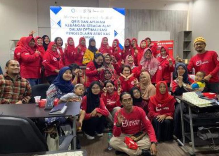 Foto bersama di sela pelatihan bertajuk "Literasi Finansial Digital: QRIS dan Aplikasi Keuangan Sebagai Alat Dalam Optimalisasi Pengelolaan Arus Kas UMKM".