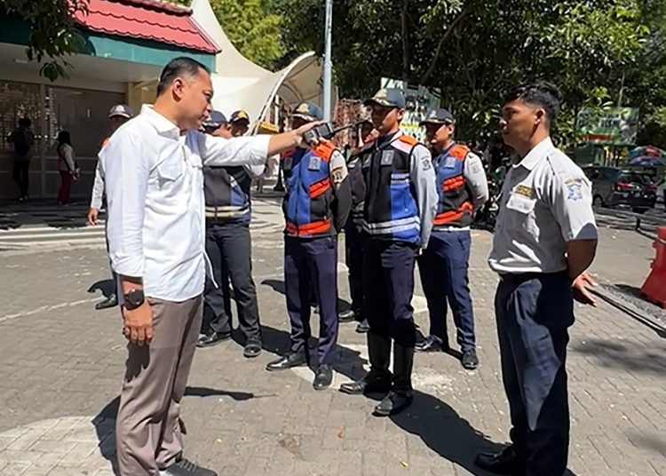 Wali Kota Surabaya Eri Cahyadi mengumpulkan personel Dinas Perhubungan terkait temuan ada jukir yang menarif parkir mobil Rp 35 ribu di kawasan sekitar Kebun Binatang Surabaya.