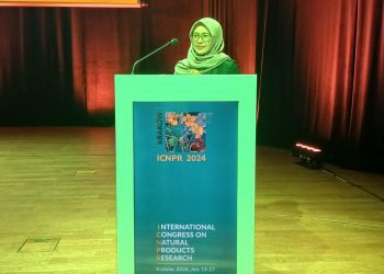 Sri Fatmawati SSi MSc PhD saat menyampaikan hasil penelitiannya di Kongres Internasional Himpunan Penelitian Tanaman Obat dan Bahan Alam 2024 di Polandia