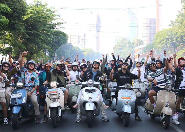Sunmori bertajuk ‘Surabaya Bervespa’ start dari Balai Kota Surabaya menuju Kota Lama.