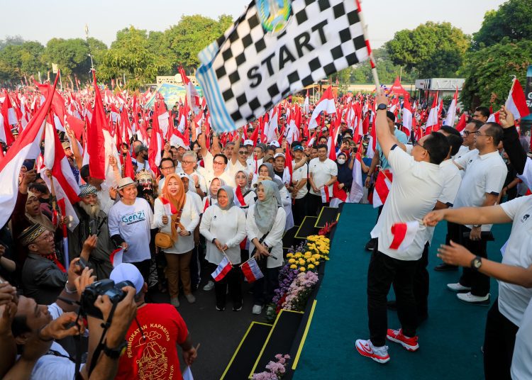 Pelepasan peserta jalan sehat di halaman Masjid Nasional Al Akbar dalam rangka menyambut Tahun Baru Islam 1 Muharram 1446 H.