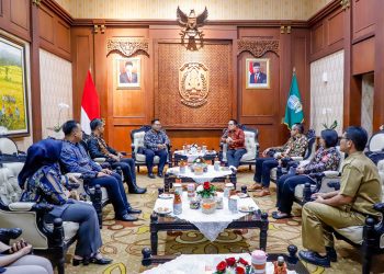 Suasana audiensi Pj Gubernur Jatim Adhy Karyono dengan CEO Rumah BUMN Jatim Issanto Putra bersama Wakil Ketua Millenial BUMN Surabaya Berry Pariela, BUMN Muda PT PAL Indonesia  Ari Fendi dan Millenial BUMN PT Pos Indonesia Ria Wahyu Utami di gedung Negara Grahadi, Surabaya.