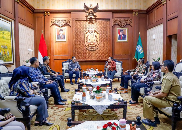 Suasana audiensi Pj Gubernur Jatim Adhy Karyono dengan CEO Rumah BUMN Jatim Issanto Putra bersama Wakil Ketua Millenial BUMN Surabaya Berry Pariela, BUMN Muda PT PAL Indonesia  Ari Fendi dan Millenial BUMN PT Pos Indonesia Ria Wahyu Utami di gedung Negara Grahadi, Surabaya.