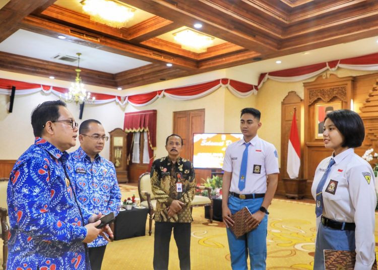 Muhammad Raihan asal SMKN 1 Kepanjen Malang dan Rahdisty Syawalia Yogi dari SMAN 17 Surabaya berbincang dengan Pj Gubernur Jatim Adhy Karyono di gedung Negara Grahadi, Surabaya.