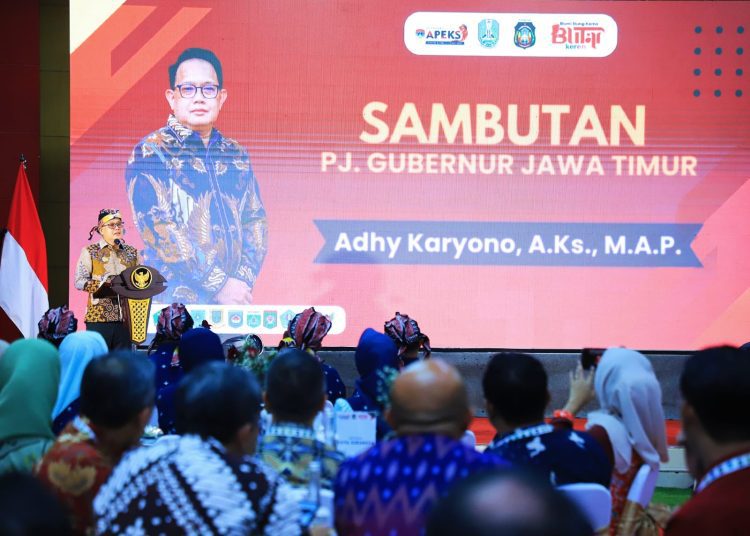Pj Gubernur Jatim Adhy Karyono saat menghadiri Raker Komwil IV APEKSI tahun 2024 di Balai Kota Kusuma Wicitra Kota Blitar.