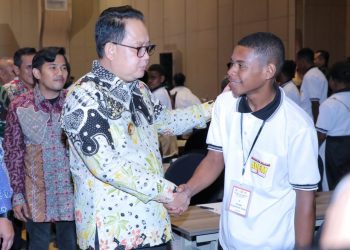 Pj Gubernur Jatim Adhy Karyono menyalami salah satu siswa asal Papua yang tergabung dalam Program Afirmasi Pendidikan Menengah (ADEM) di Hotel Grand Mercure Kota Malang.