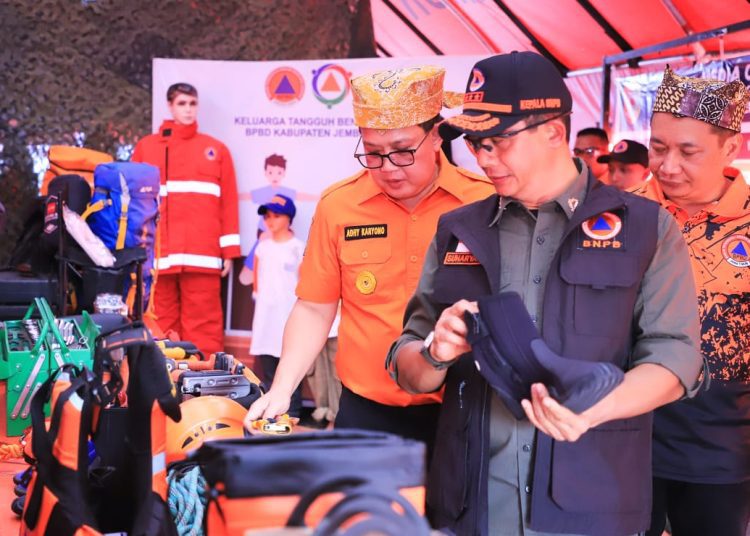 Pj Gubernur Jatim Adhy Karyono mendampingi Kepala BNPB Letjen TNI Suharyanto pada acara Sarasehan Gelar Peralatan Penanggulangan Bencana tahun 2024 di Pantai Boom Banyuwangi.
