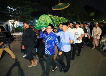 Pj Gubernur Jawa Timur Adhy Karyono ikut mengantarkan jenazah ke makam kembar Rungkut Lor, Surabaya.