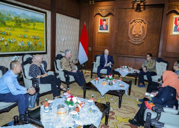 Pertemuan Pj Gubernur Jatim Adhy Karyono dengan Konsulat Jenderal Amerika Serikat di Surabaya, Christopher Green di gedung Negara Grahadi Surabaya.