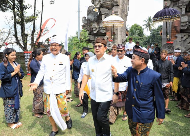 Pj Gubernur Jatim Adhy Karyono saat menghadiri upacara Karya Tawur Agung Labuh Gentuh, Panca Wali Krama, lan Pangusaban di Pura Mandara Giri Semeru Agung Kecamatan Senduro, Lumajang.
