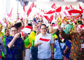 Pj Gubernur Jatim Adhy Karyono di sela penyaluran BLT Dana Bagi Hasil Cukai Hasil Tembakau kepada buruh pabrik rokok lintas wilayah Jatim yang digelar di Koperasi Kareb Unit SKT MPS Kapas Bojonegoro.