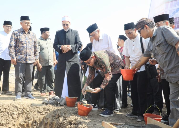 Ground breaking pembangunan gedung perkuliahan, auditorium dan asrama putri di kompleks UKHAC di Desa Bendunganjati Kecamatan Pacet, Kabupaten Mojokerto.