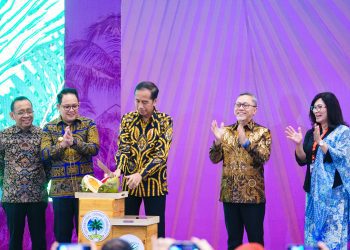 Presiden Indonesia Joko Widodo pada konferensi dan pameran internasional COCOTECH ke-51 di Ballroom Hotel Westin Surabaya.